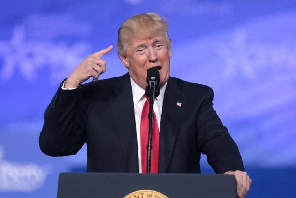 Trump pralede med at hans venner tjente milliarder under hans toldkrig