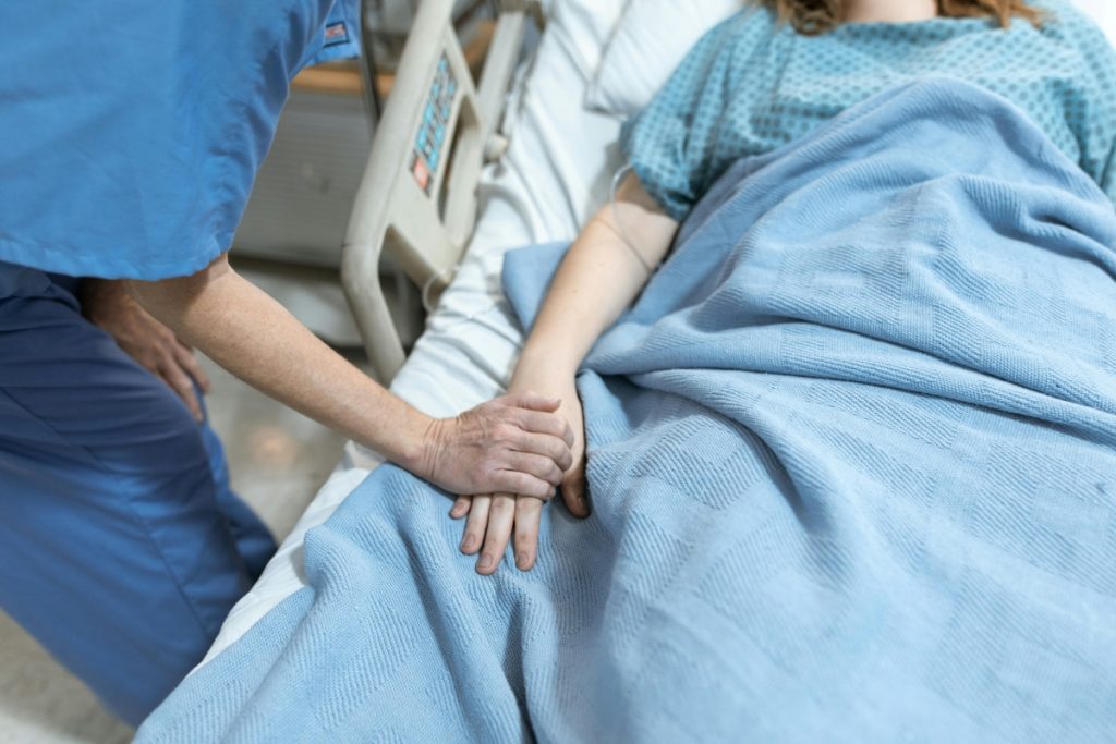 Hospice-sykepleier avslører hva folk angrer mest på før de dør